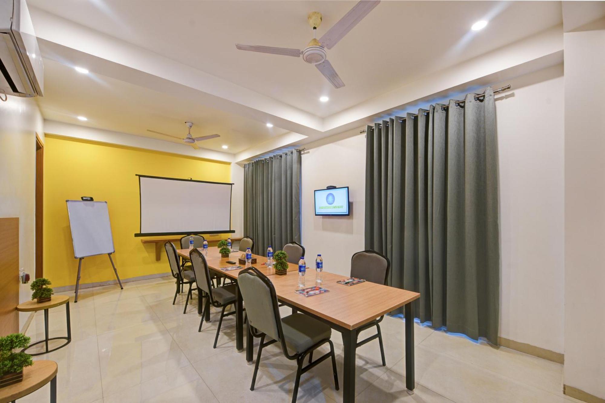 Aamantran Residency Hotel, Sohna Road, Sector 49, Gurugram Gurgaon Exterior foto
